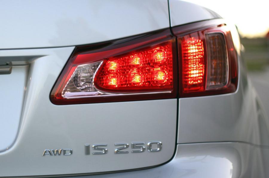  Lexus IS250 AWD 2011 года  (фото 36 из 43)